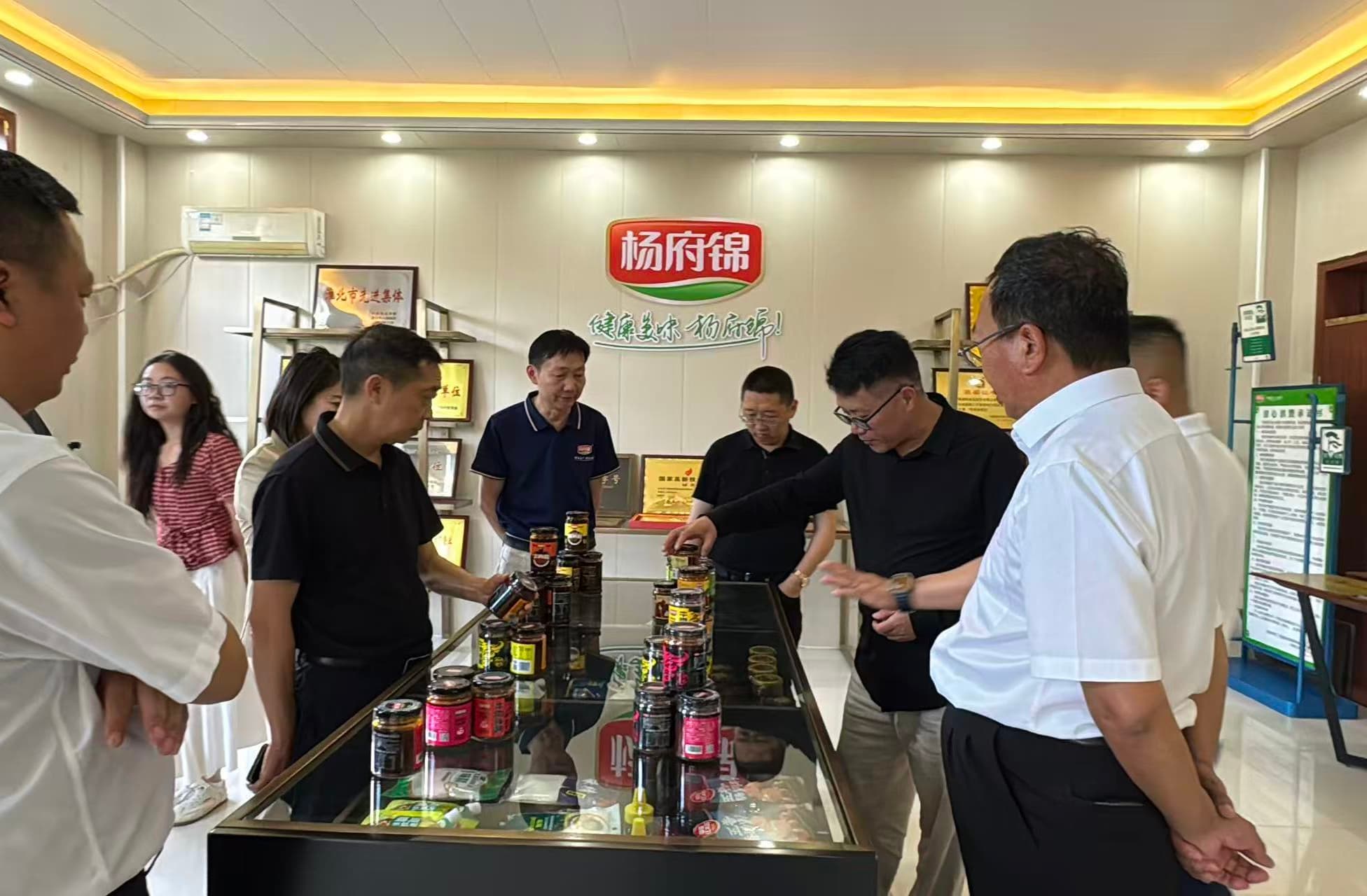 Collaboration entre le gouvernement et les entreprises pour un développement commun : des délégués du district de Dadukou, à Chongqing, visitent Yangfujin accompagnés du Bureau municipal de l’agriculture et des affaires rurales