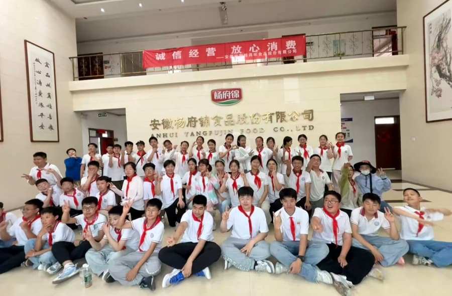 De jeunes pionniers explorent l'artisanat et la culture locale lors d'un voyage d'étude